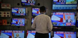 போட்டுத் தாக்கும் விமரிசன அம்பு மழையிலிருந்து மோடி அரசைக்காக்கும் தொலைக்காட்சி சேனல்கள் !