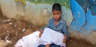 ஆம்புலன்ஸ் கிடைக்காததால் தம்பியின் சடலத்துடன் சாலை ஓரத்தில் அமர்ந்திருந்த சிறுவன்!