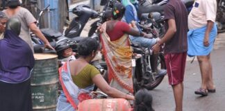 மோடி அரசு கேஸ் மானியத்தை நிறுத்தியதே விலை உயர்வுக்கு காரணம்! சிலிண்டர்களை கொண்டு சாலையை மறிப்போம்!