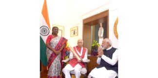 ஜனாதிபதியை நிற்க வைத்துவிட்டு பெண்கள் முன்னேற்றம் குறித்து வேசம் போடும் மோடி!