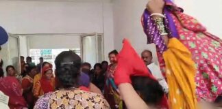 மத்தியப்பிரதேசம்: கலெக்டர் அலுவலகத்தில் நிர்வாணமாக போராடிய பெண்கள்! மத்தியப்பிரதேசம்: கலெக்டர் அலுவலகத்தில் நிர்வாணமாக போராடிய பெண்கள்!