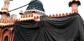 மசூதி களை தார்ப்பாய் போட்டு மூடிய உ.பி பாஜக அரசு: காலித் தனத்துக்கு ‘சட்டபூர்வ’ அங்கீகாரம்!