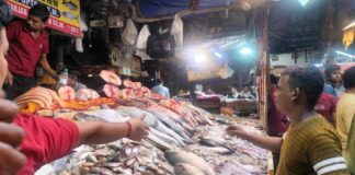 டெல்லி சி ஆர் பூங்கா பகுதியில் கோயில் அருகே இருக்கும் மீன் கடைகளை குறிவைக்கும் காவி கும்பல்.