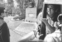 மார்க்ஸ் ரிப்பன் பில்டிங் வாயிலில் தொழிலாளர்களுக்கு துணையாக நின்றிருந்தார்…