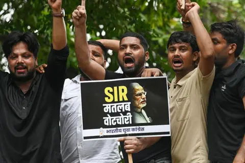 ”SIR" எனும் பாசிச தாக்குதல்! பீகாரை அடுத்து மேற்கு வங்கம், தமிழ்நாடு!