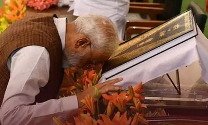 அரசியலமைப்பு சட்டத்தை மதிப்பதாக நடிக்கும் மோடி