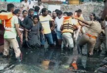 பேரவலம்: கூவத்தில் துப்புரவுத் தொழிலாளர்கள்!