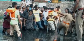 பேரவலம்: கூவத்தில் துப்புரவுத் தொழிலாளர்கள்!