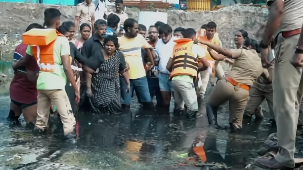 பேரவலம்: கூவத்தில் துப்புரவுத் தொழிலாளர்கள்!