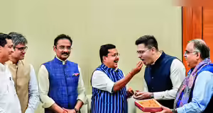 பாஜகவுக்குத் தாவிய ஆம் ஆத்மி எம்.பிக்கள்: புழுத்து நாறும் பாராளுமன்ற ஜனநாயகம்!