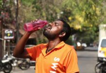 எரியும் இந்தியா: தகிக்கும் வெயிலில் தவிக்கும் தொழிலாளர்கள்”