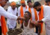 தலித்துகளின் வாயில் மாட்டுச் சாணத்தை திணிக்கும் பஜ்ரங்தள்!
