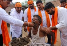 தலித்துகளின் வாயில் மாட்டுச் சாணத்தை திணிக்கும் பஜ்ரங்தள்!