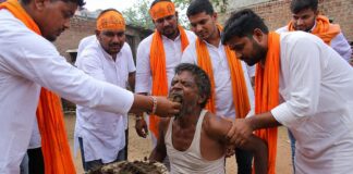 தலித்துகளின் வாயில் மாட்டுச் சாணத்தை திணிக்கும் பஜ்ரங்தள்!